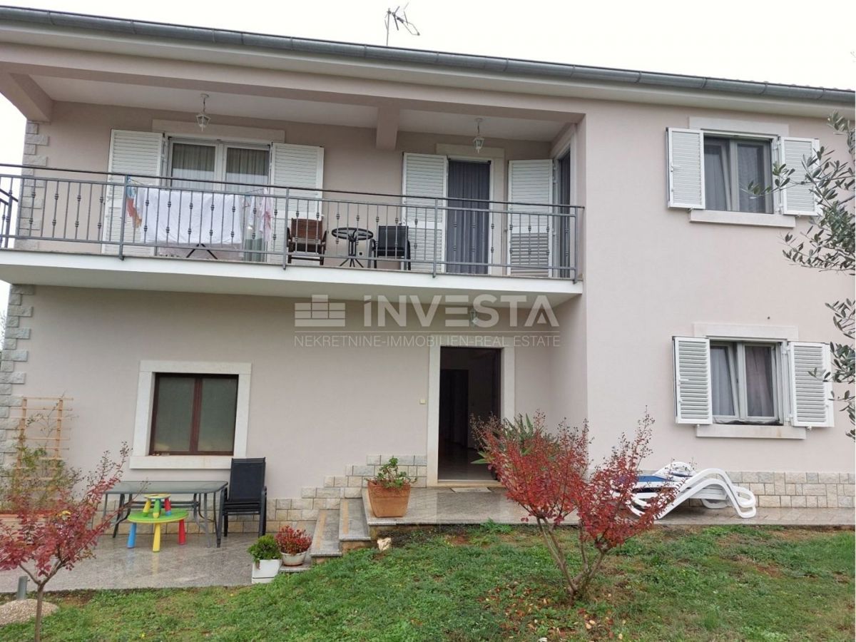 Okolica Svetog Lovreča, družinska hiša z 2 stanovanjskima enotama, 270 m2