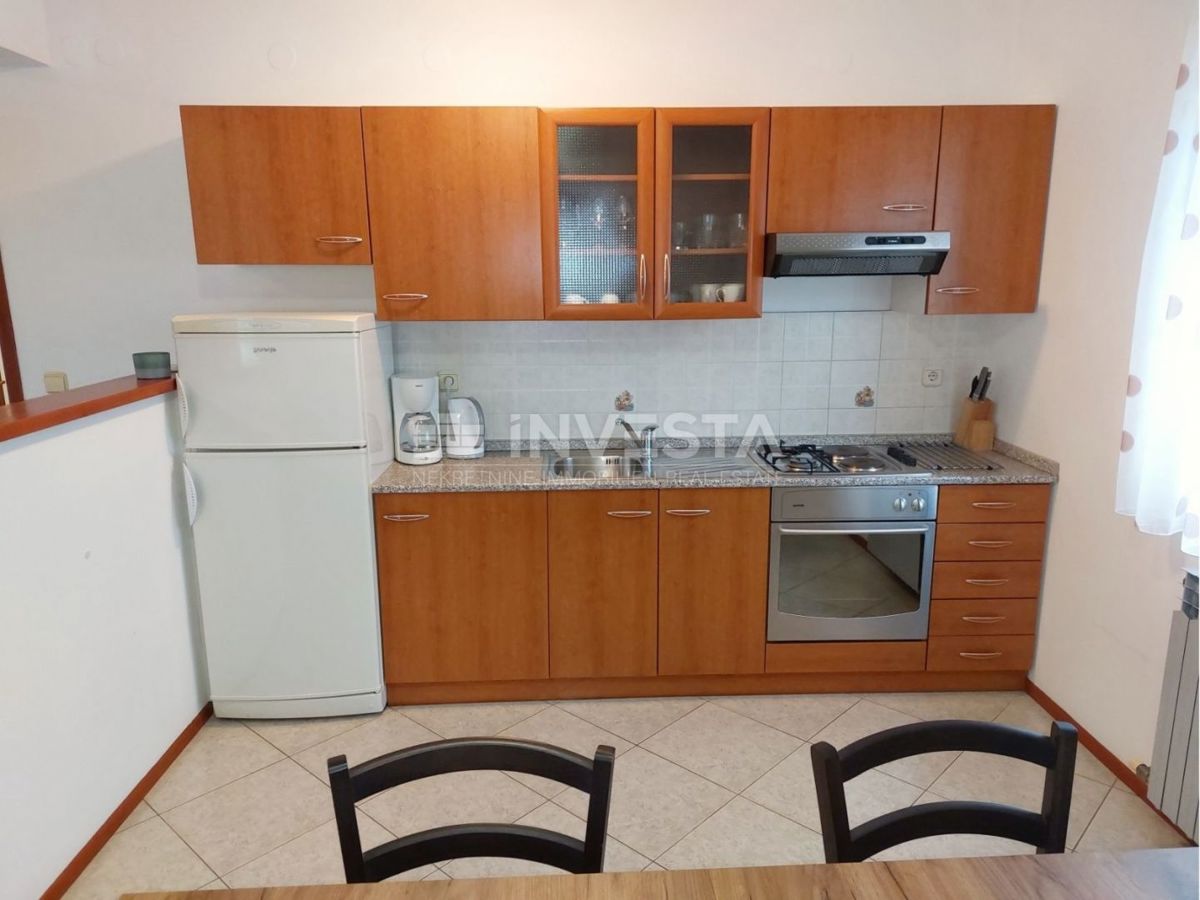 Okolica Svetog Lovreča, družinska hiša z 2 stanovanjskima enotama, 270 m2