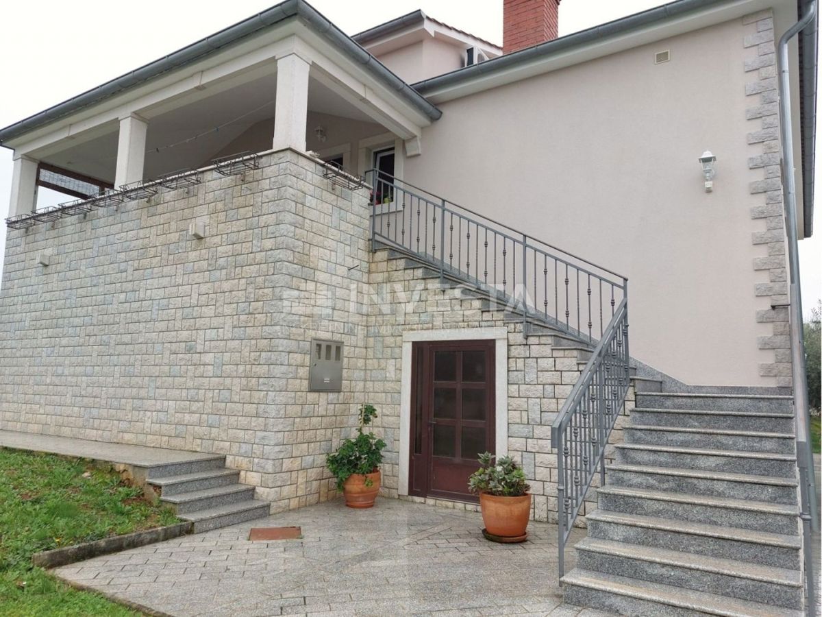 Okolica Svetog Lovreča, družinska hiša z 2 stanovanjskima enotama, 270 m2