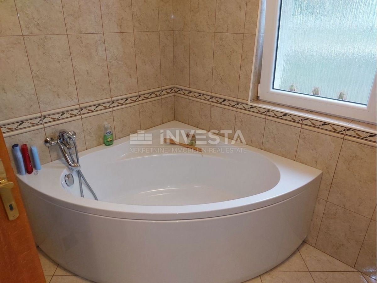 Okolica Svetog Lovreča, družinska hiša z 2 stanovanjskima enotama, 270 m2