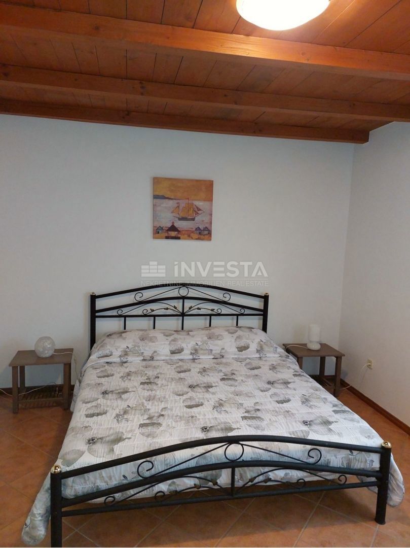 Okolica Svetog Lovreča, družinska hiša z 2 stanovanjskima enotama, 270 m2