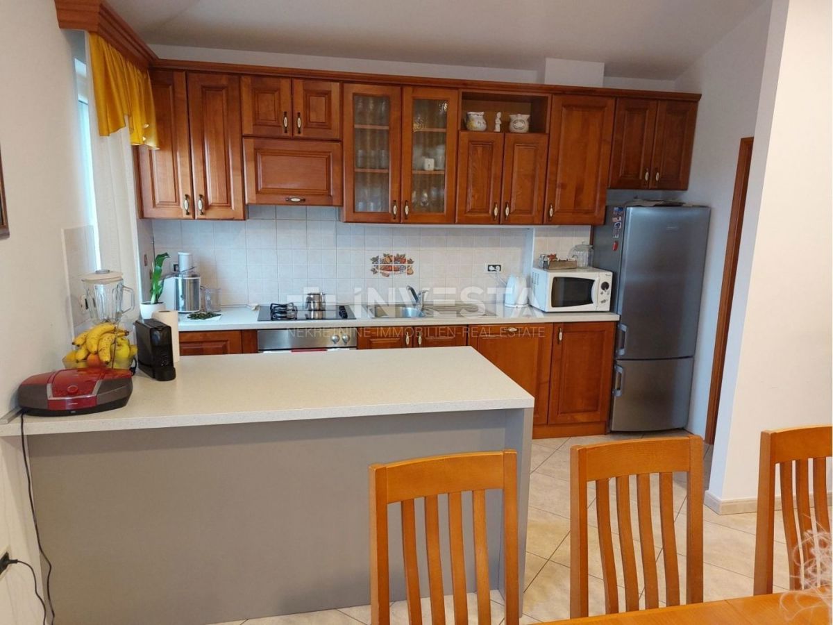 Okolica Svetog Lovreča, družinska hiša z 2 stanovanjskima enotama, 270 m2