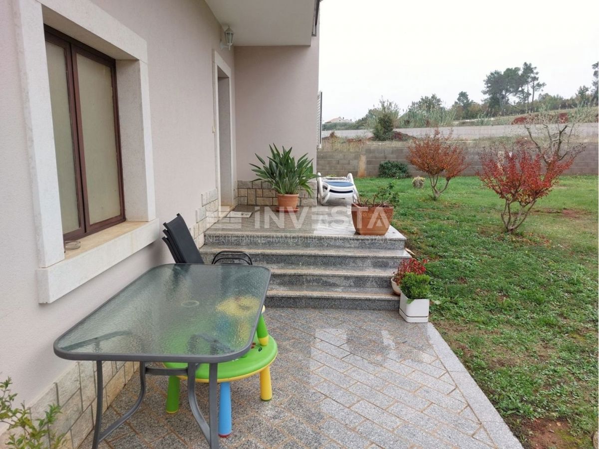 Okolica Svetog Lovreča, družinska hiša z 2 stanovanjskima enotama, 270 m2