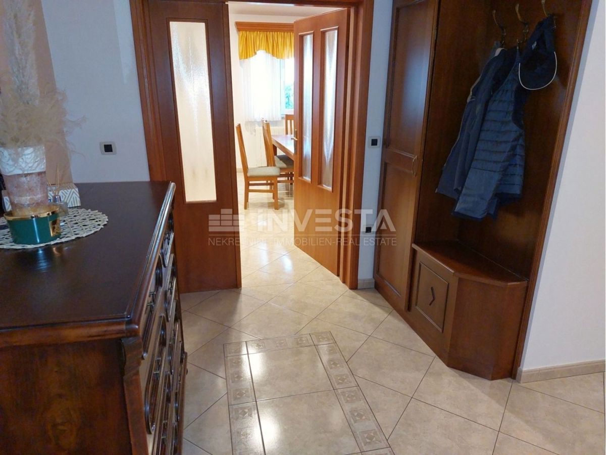 Okolica Svetog Lovreča, družinska hiša z 2 stanovanjskima enotama, 270 m2