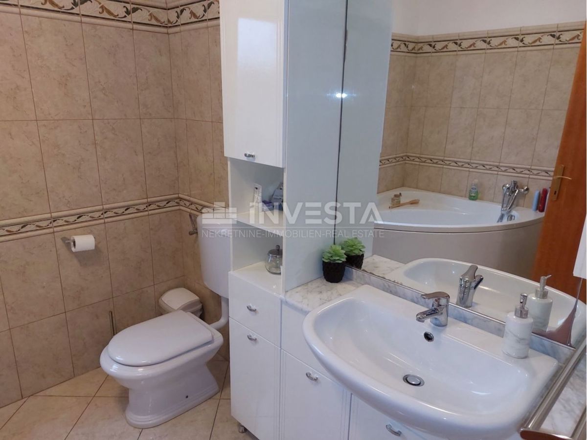 Okolica Svetog Lovreča, družinska hiša z 2 stanovanjskima enotama, 270 m2