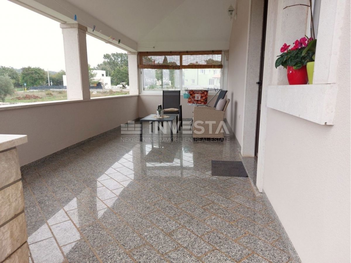Okolica Svetog Lovreča, družinska hiša z 2 stanovanjskima enotama, 270 m2