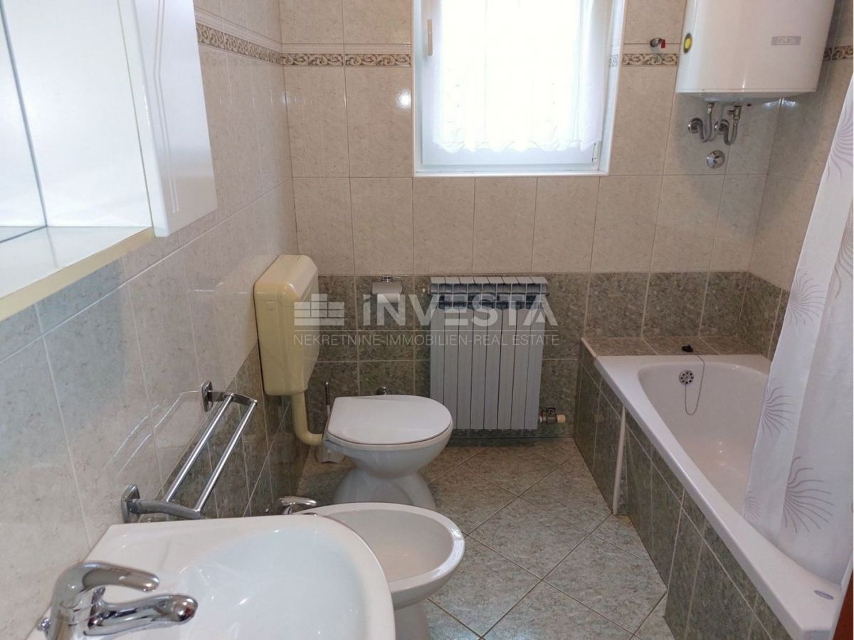 Okolica Svetog Lovreča, družinska hiša z 2 stanovanjskima enotama, 270 m2