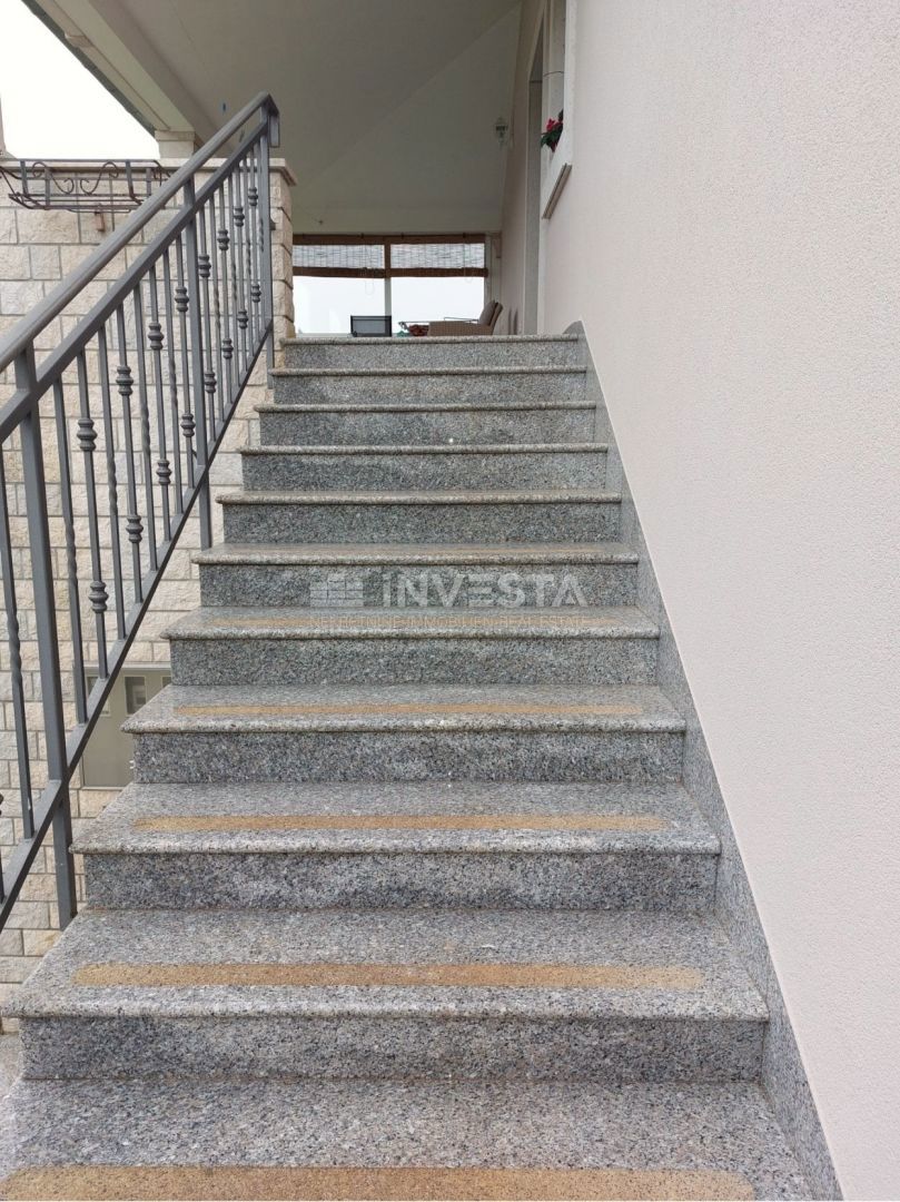 Okolica Svetog Lovreča, družinska hiša z 2 stanovanjskima enotama, 270 m2