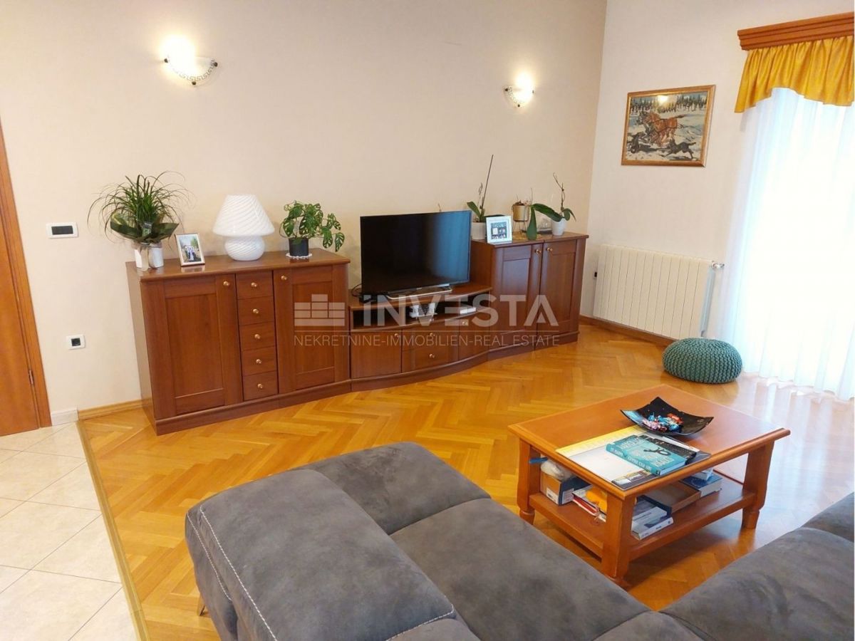 Okolica Svetog Lovreča, družinska hiša z 2 stanovanjskima enotama, 270 m2