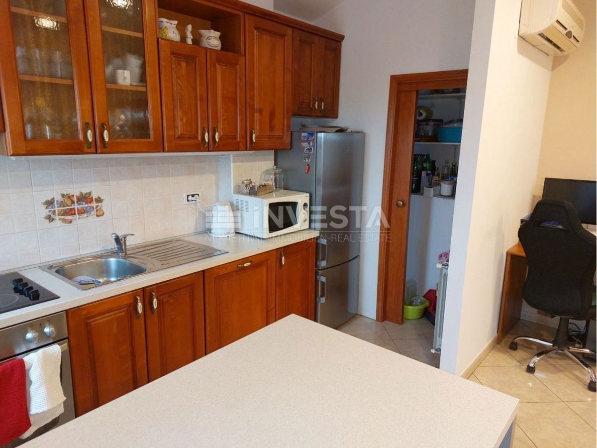 Okolica Svetog Lovreča, družinska hiša z 2 stanovanjskima enotama, 270 m2