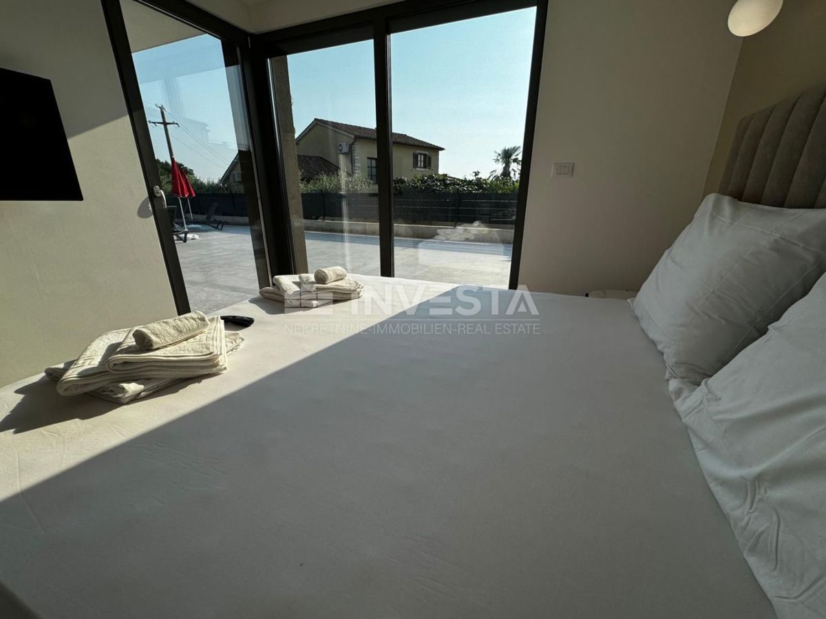 Okolica Poreča, pritličje stanovanje z bazenom, 93 m2, novogradnja