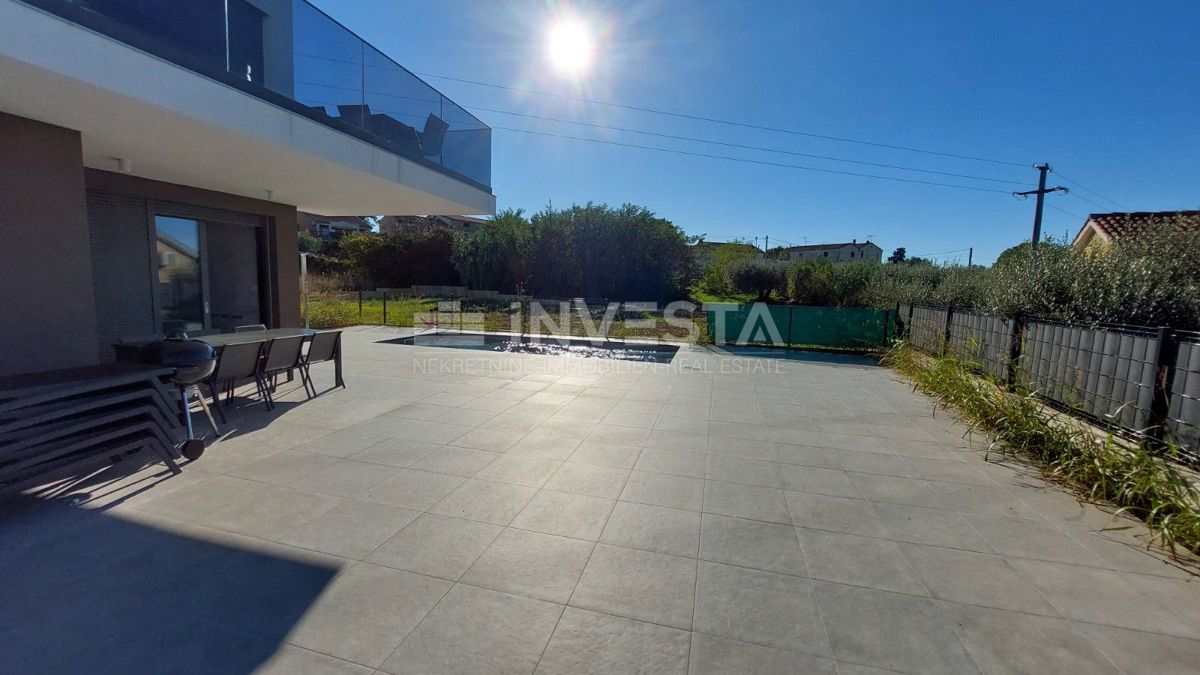 Okolica Poreča, pritličje stanovanje z bazenom, 93 m2, novogradnja