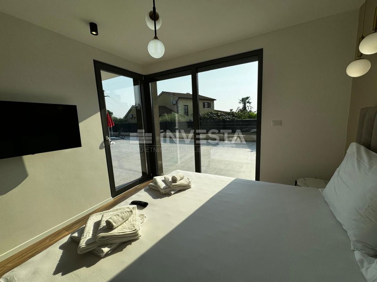 Okolica Poreča, pritličje stanovanje z bazenom, 93 m2, novogradnja