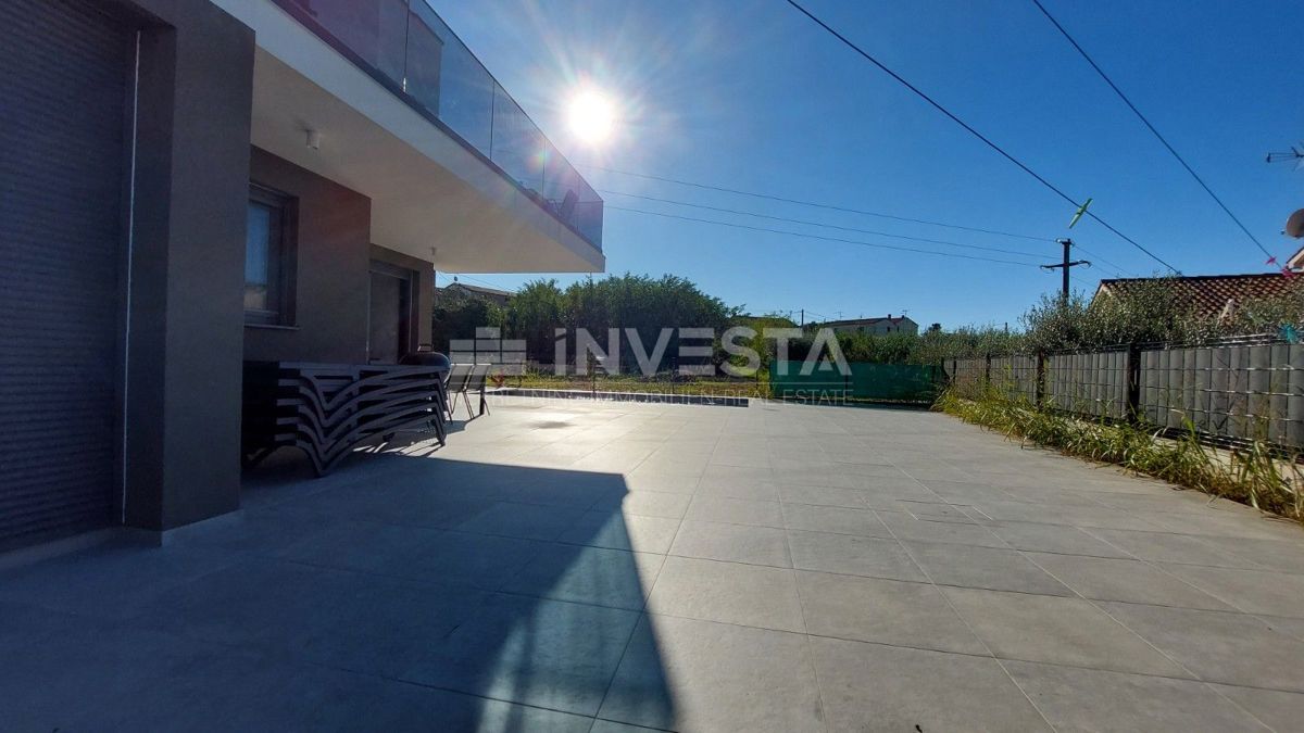 Okolica Poreča, pritličje stanovanje z bazenom, 93 m2, novogradnja
