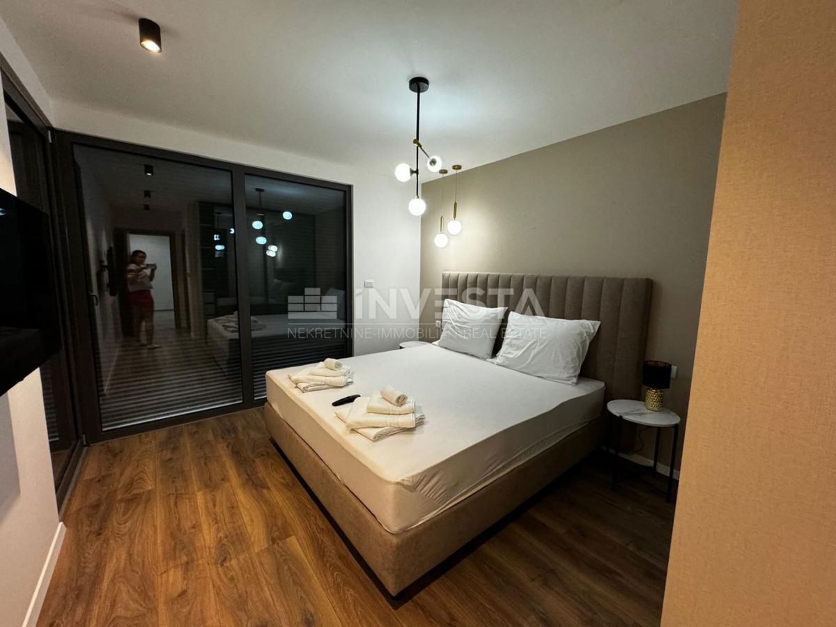 Okolica Poreča, pritličje stanovanje z bazenom, 93 m2, novogradnja
