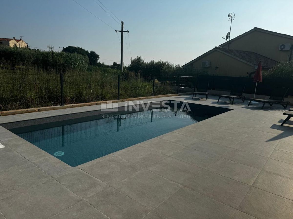 Okolica Poreča, pritličje stanovanje z bazenom, 93 m2, novogradnja