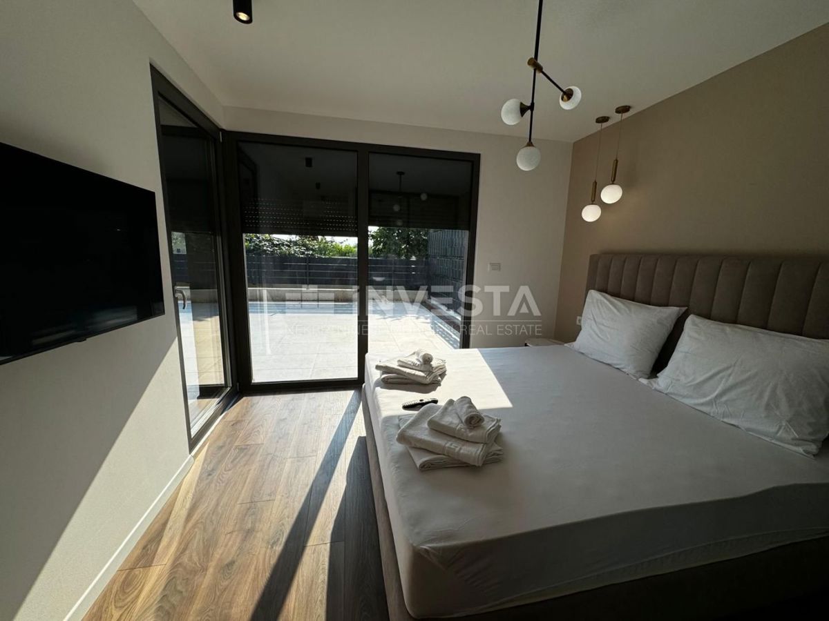 Okolica Poreča, pritličje stanovanje z bazenom, 93 m2, novogradnja