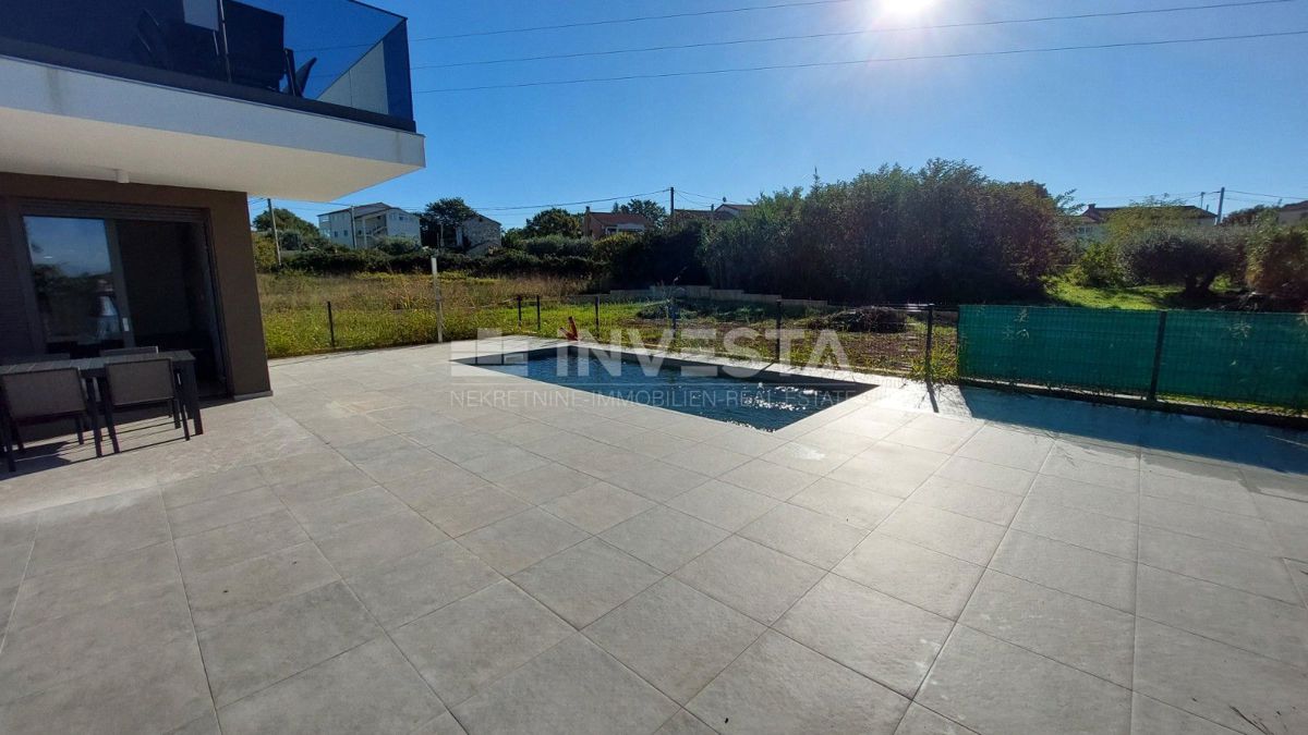 Okolica Poreča, pritličje stanovanje z bazenom, 93 m2, novogradnja