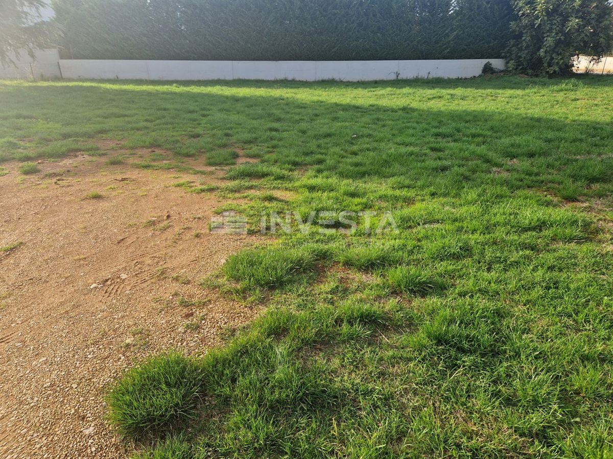 Fažana, zemljišče s gradbenim dovoljenjem, 200 m od morja.
