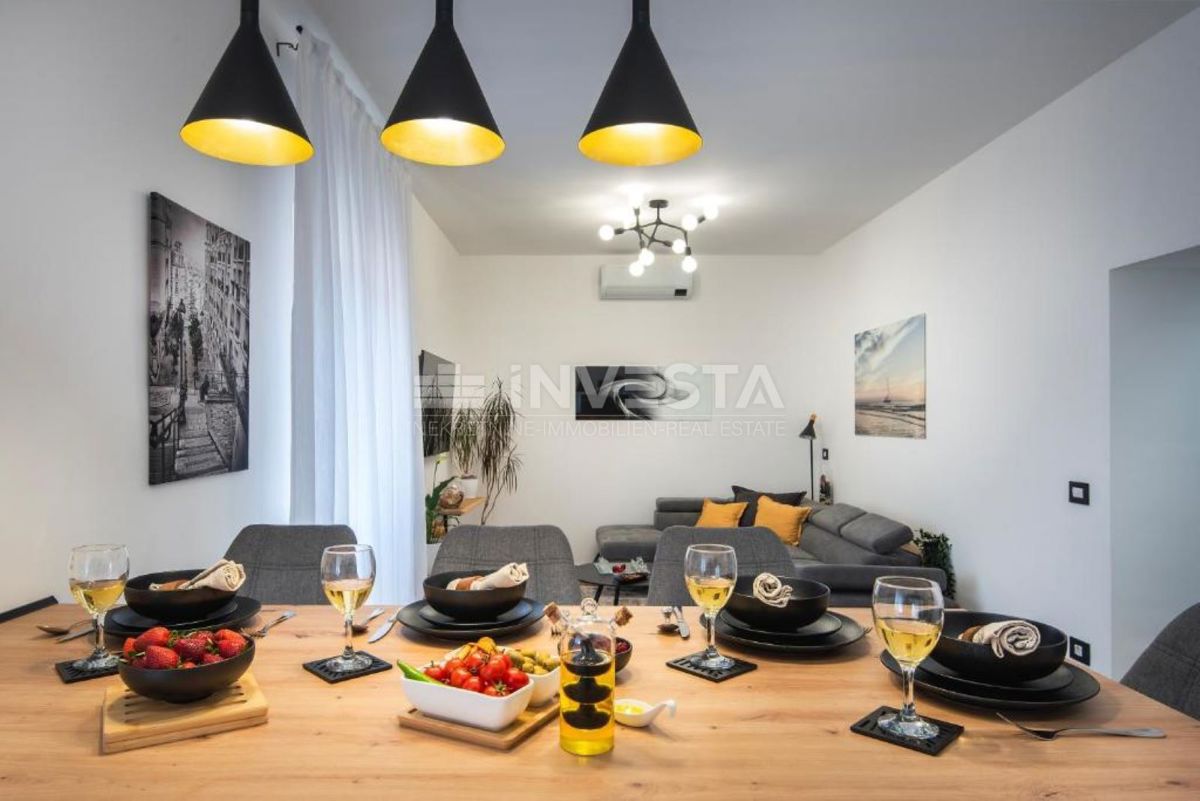 Pula, obnovljeno dvosobno stanovanje v centru mesta