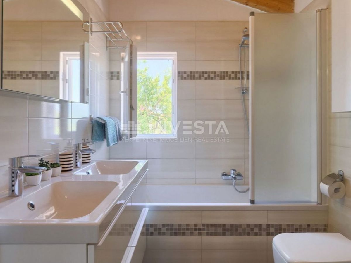 Fažana, Vila s bazenom in velikim vrtom