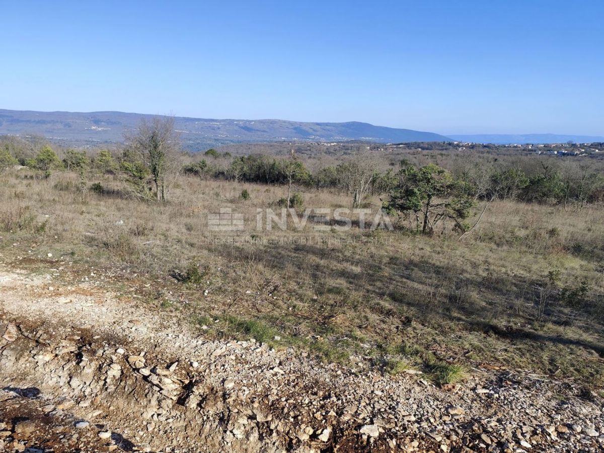 Dva gradbena zemljišča s pogledom na morje
