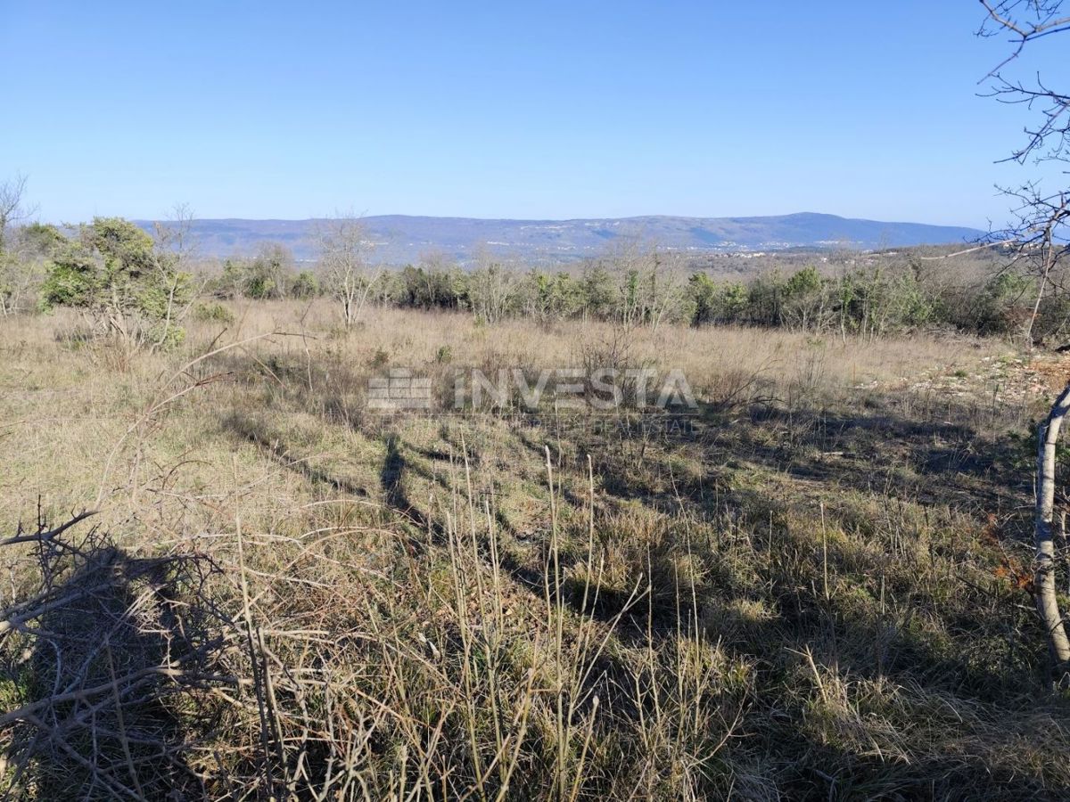 Dva gradbena zemljišča s pogledom na morje