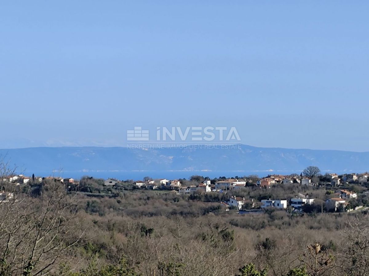 Dva gradbena zemljišča s pogledom na morje