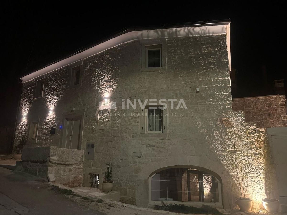 Prekrasna kamnita vila v Tinjanu