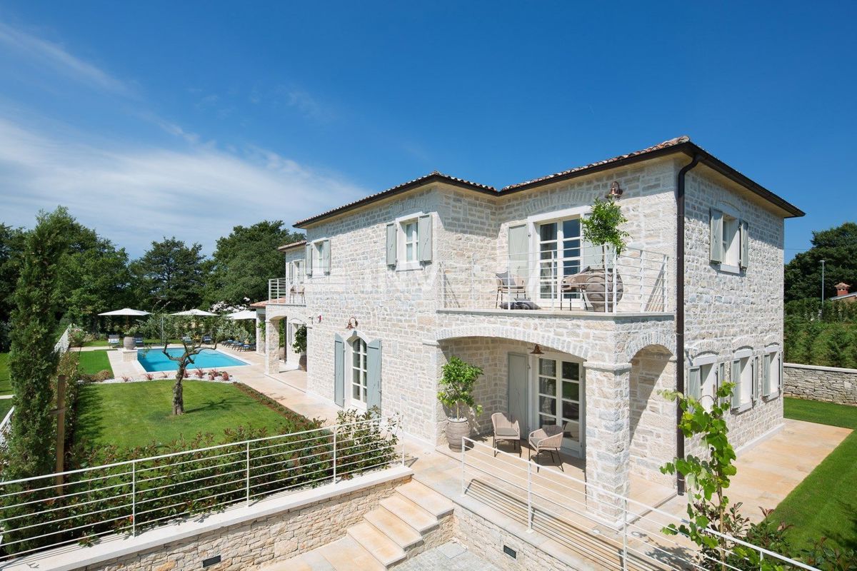 Čudovita kamnita vila s športnimi igrišči