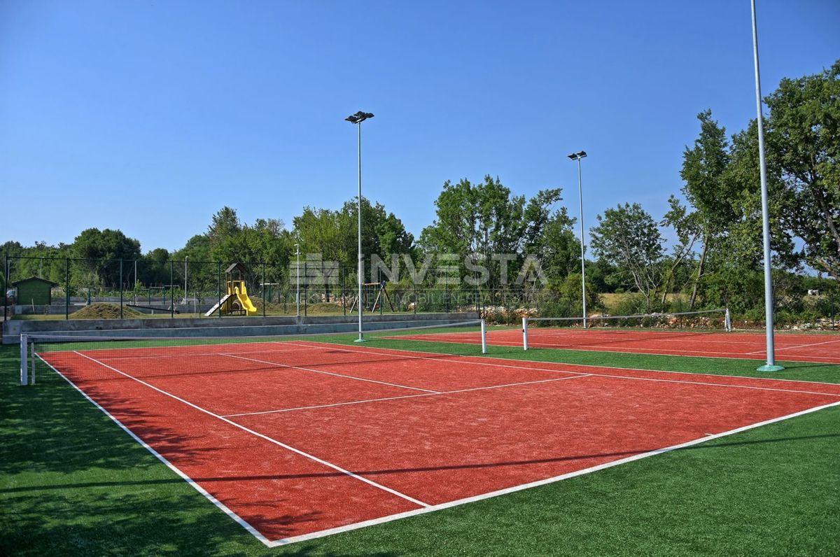 Čudovita kamnita vila s športnimi igrišči