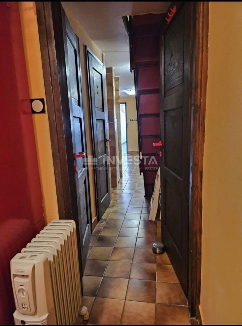 Peroj, vseljiva vrstna hiša z veliko teraso