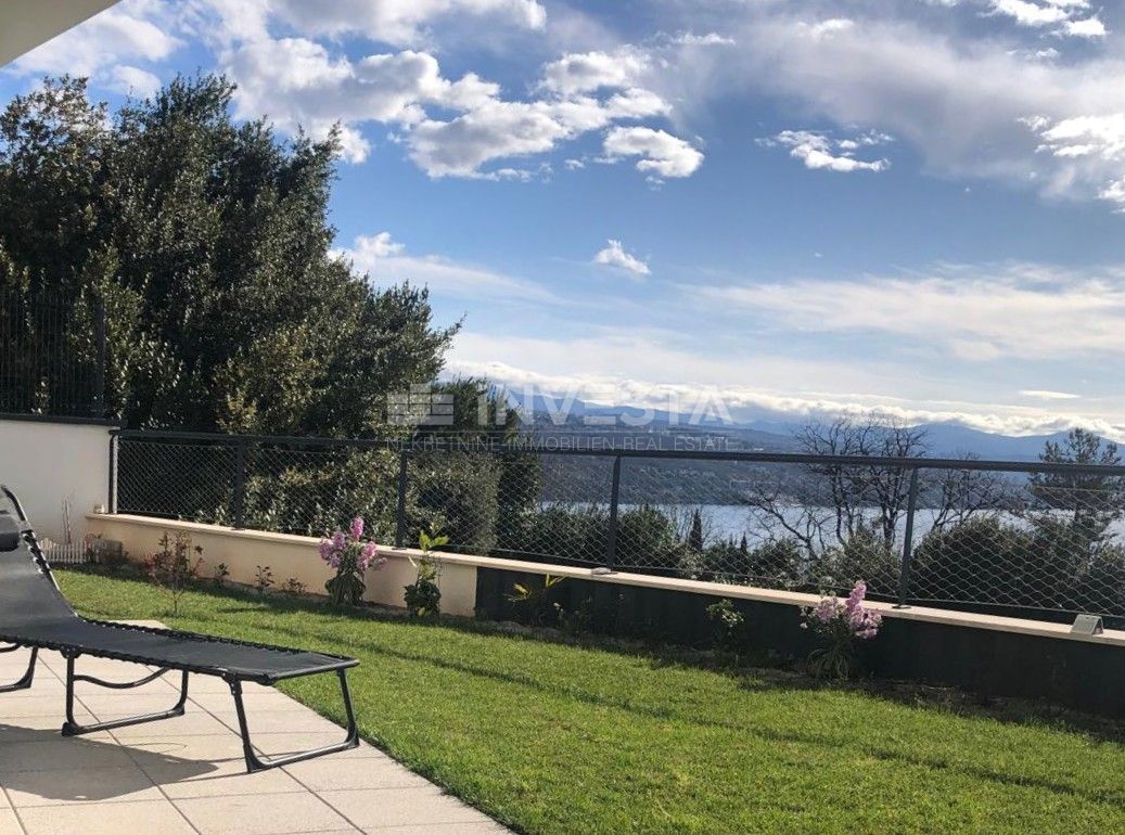 OPATIJA – luksuzni apartma s pogledom na morje, garažnim mestom in vrtom