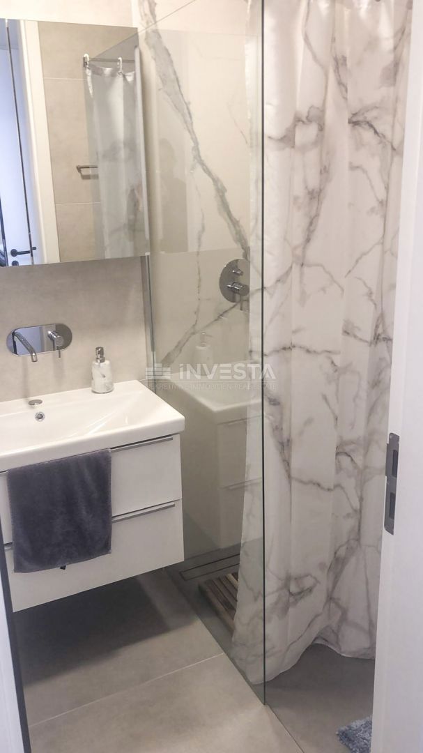 OPATIJA – luksuzni apartma s pogledom na morje, garažnim mestom in vrtom