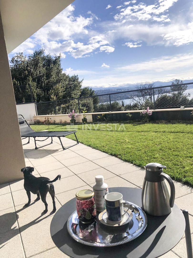 OPATIJA – luksuzni apartma s pogledom na morje, garažnim mestom in vrtom