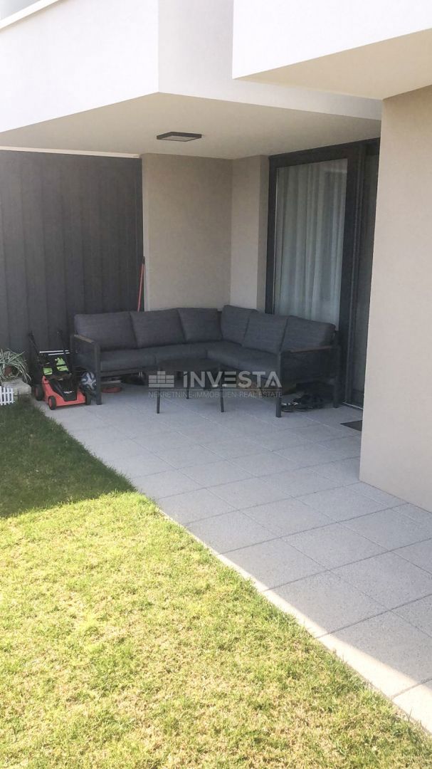 OPATIJA – luksuzni apartma s pogledom na morje, garažnim mestom in vrtom