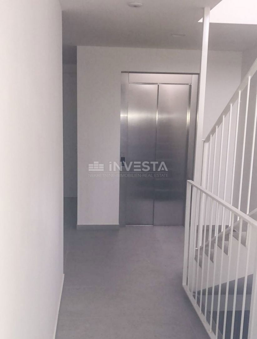 OPATIJA – luksuzni apartma s pogledom na morje, garažnim mestom in vrtom