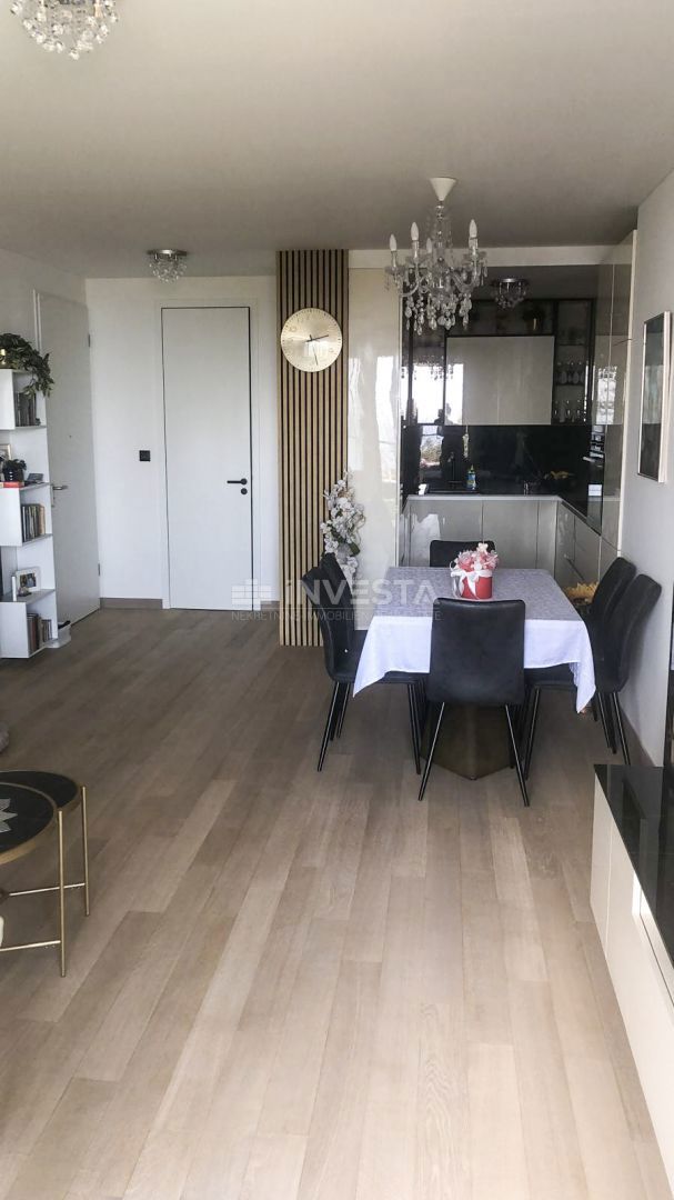 OPATIJA – luksuzni apartma s pogledom na morje, garažnim mestom in vrtom