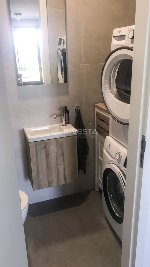 OPATIJA – luksuzni apartma s pogledom na morje, garažnim mestom in vrtom
