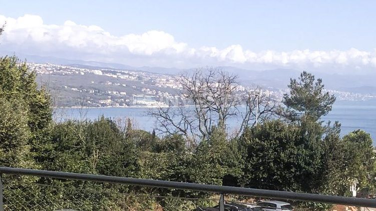 OPATIJA – luksuzni apartma s pogledom na morje, garažnim mestom in vrtom