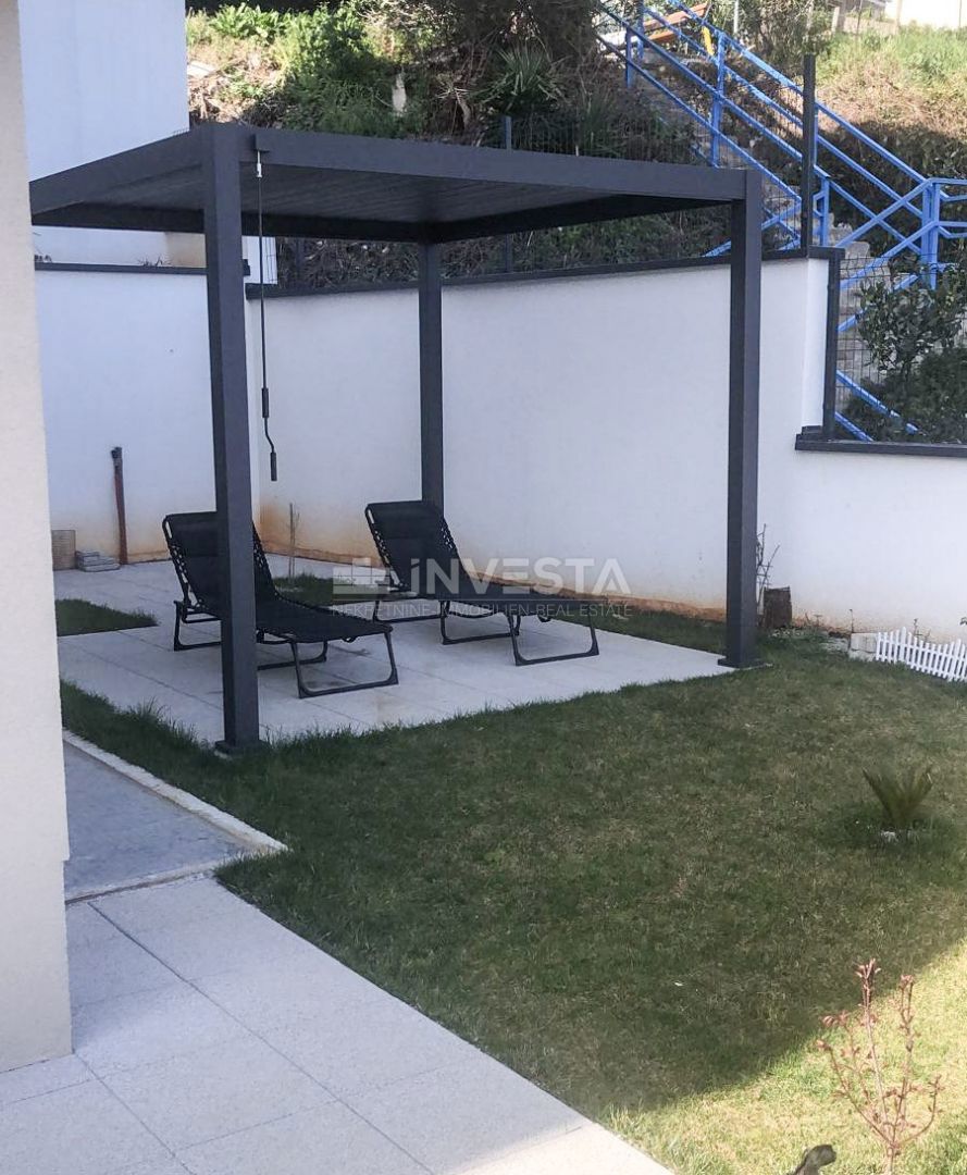 OPATIJA – luksuzni apartma s pogledom na morje, garažnim mestom in vrtom