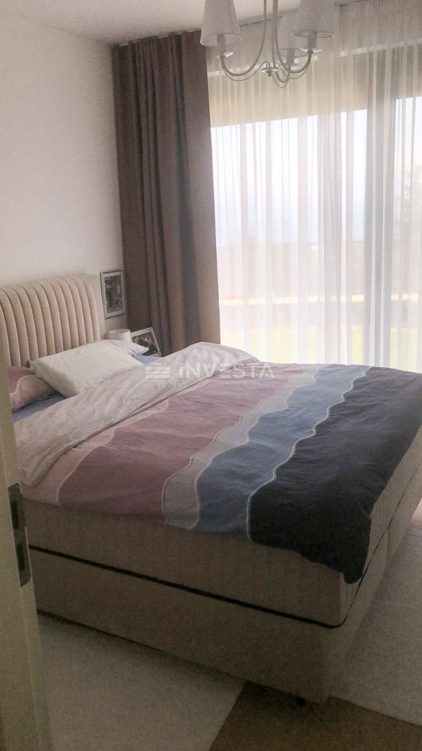 OPATIJA – luksuzni apartma s pogledom na morje, garažnim mestom in vrtom