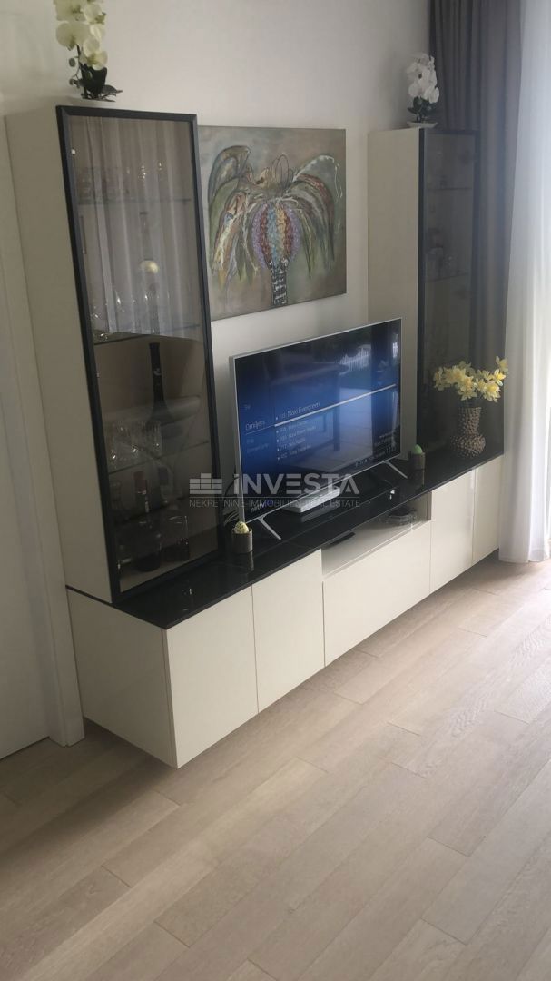 OPATIJA – luksuzni apartma s pogledom na morje, garažnim mestom in vrtom