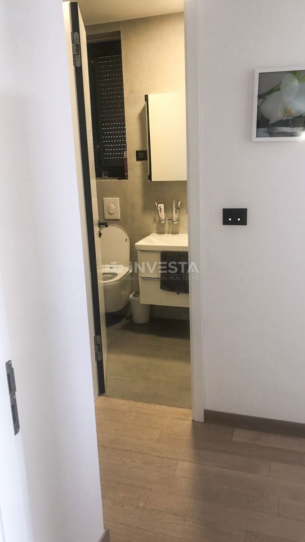 OPATIJA – luksuzni apartma s pogledom na morje, garažnim mestom in vrtom