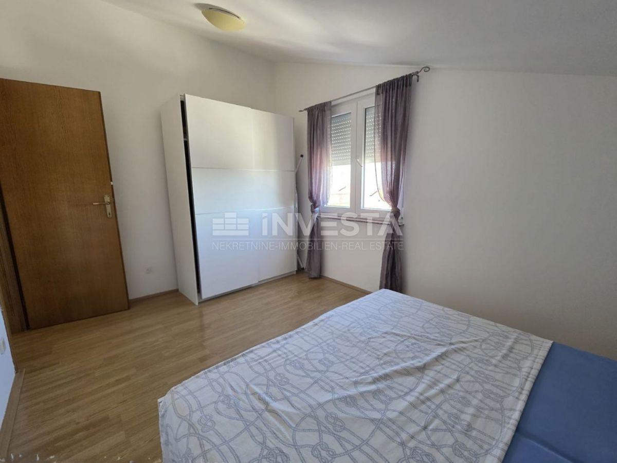 Stanovanje z dvema spalnicama, teraso in parkiriščem, blizu plaže