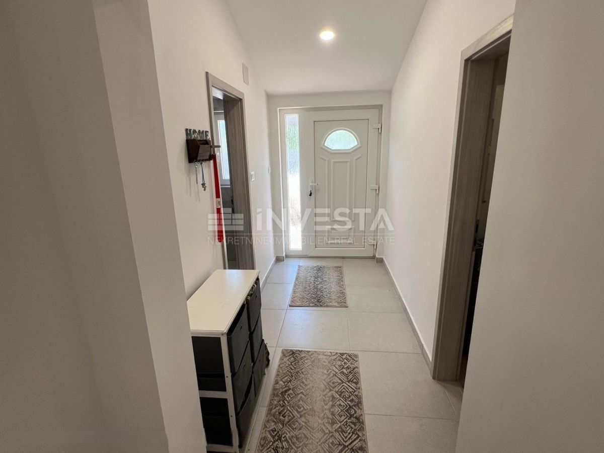 Pula, Šišan Prenovljena pritlična hiša s 3 sobami, površina 100 m²