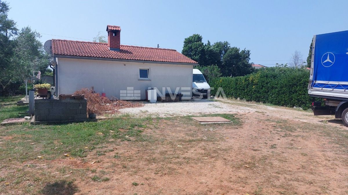Enonadstropna hiša s prostornim dvoriščem