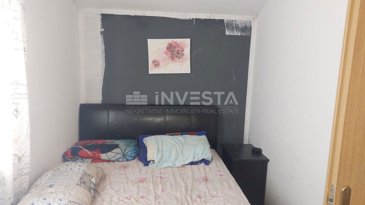 Enonadstropna hiša s prostornim dvoriščem