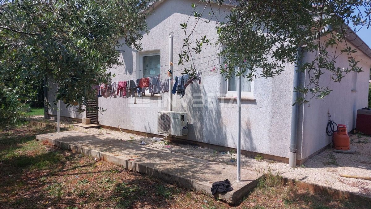 Enonadstropna hiša s prostornim dvoriščem