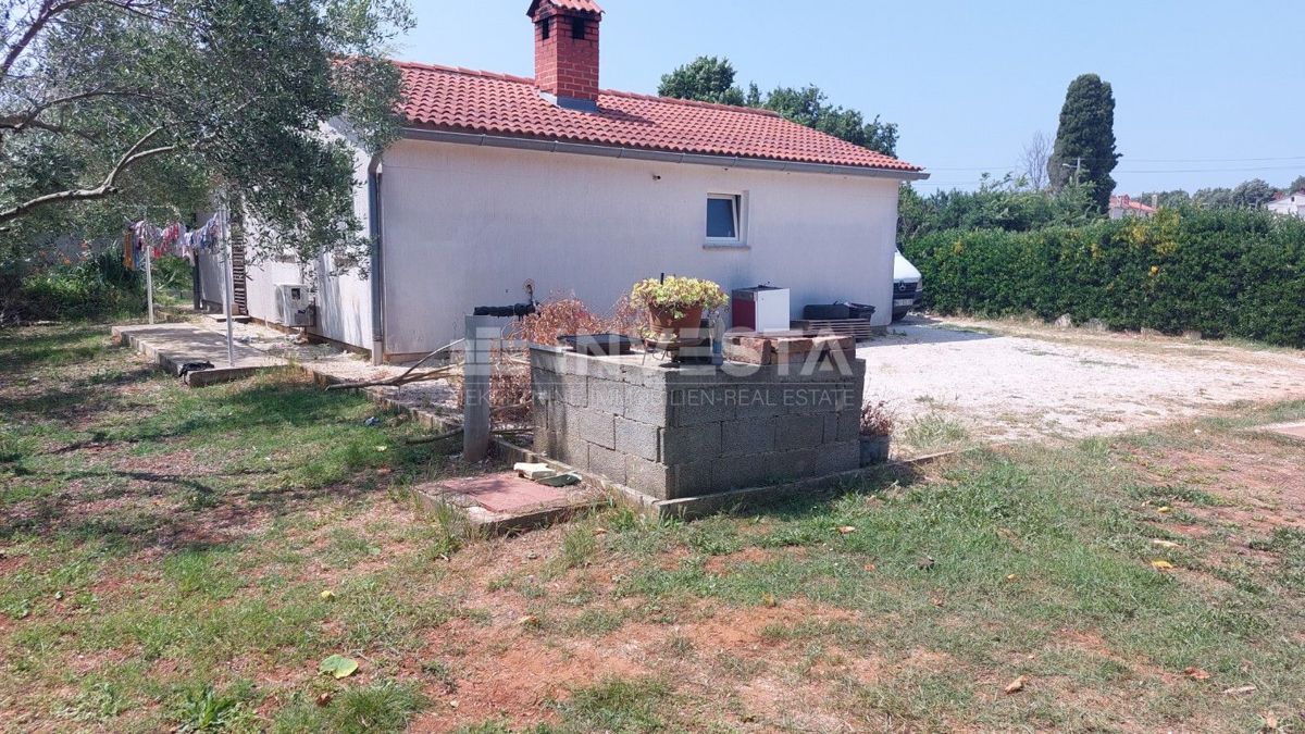 Enonadstropna hiša s prostornim dvoriščem